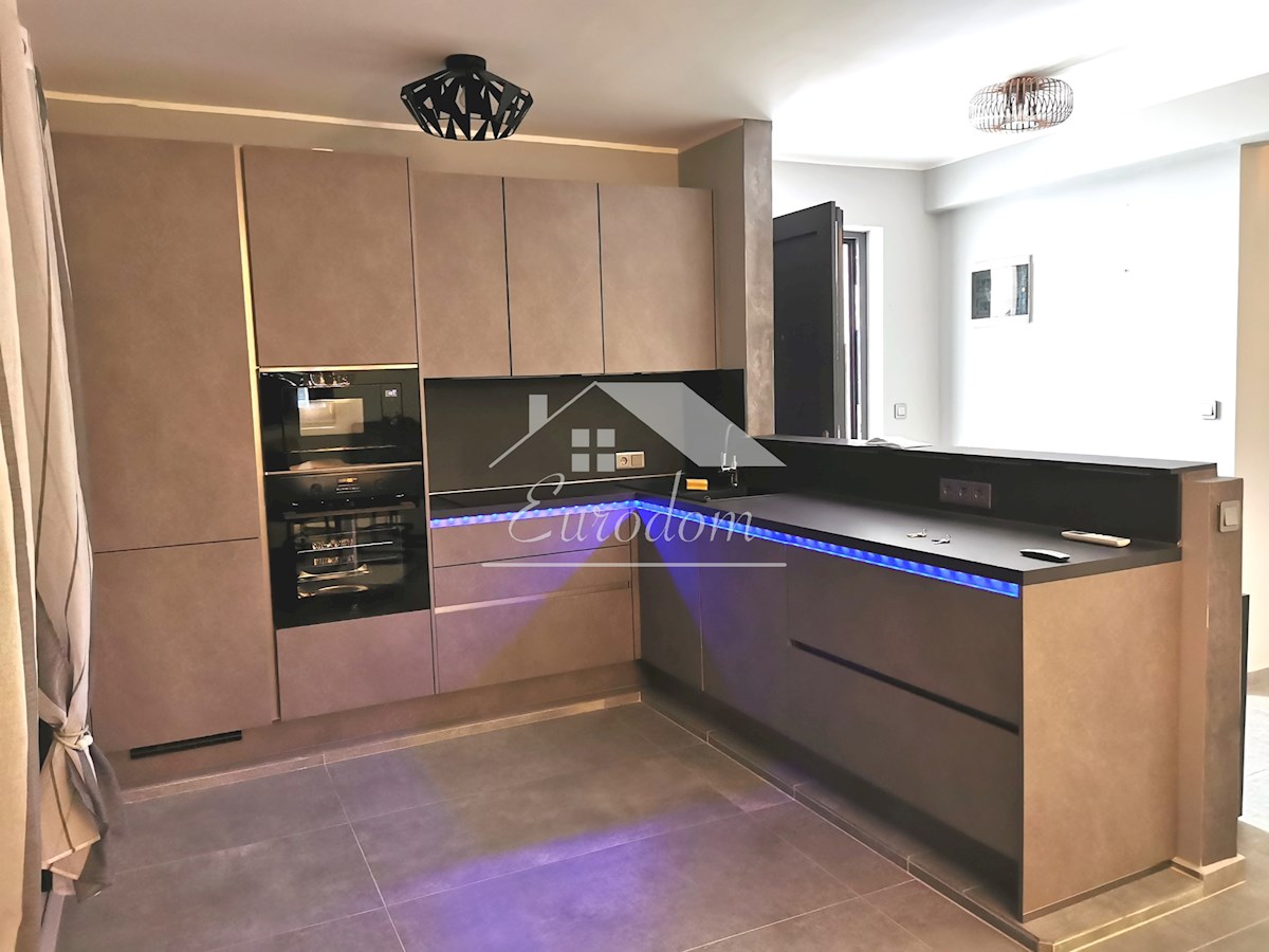 VENDITA Appartamento con 4 Camere e Giardino, a 150 m dal Mare