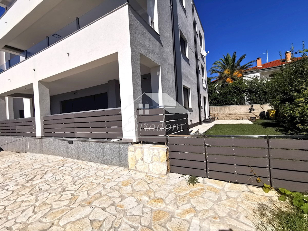 VENDITA Appartamento con 4 Camere e Giardino, a 150 m dal Mare