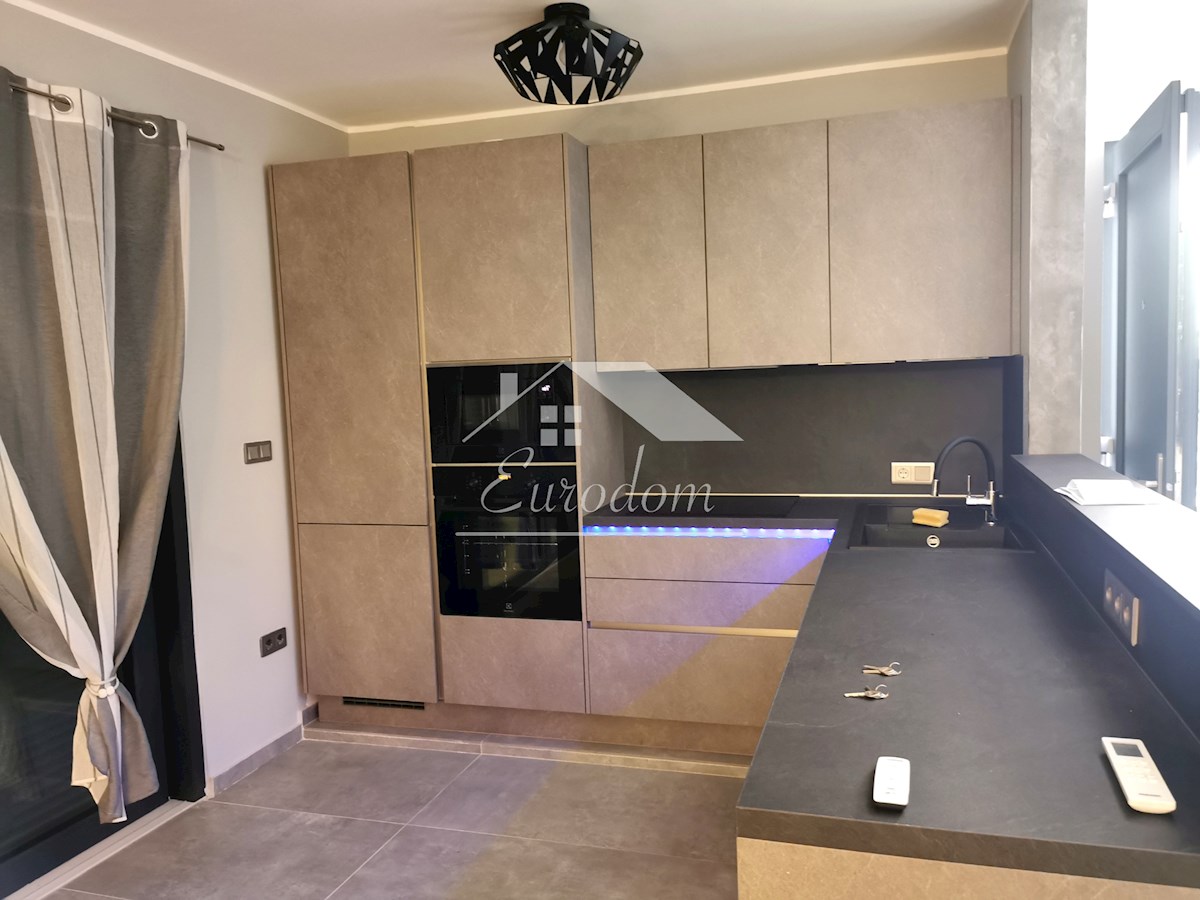 VENDITA Appartamento con 4 Camere e Giardino, a 150 m dal Mare