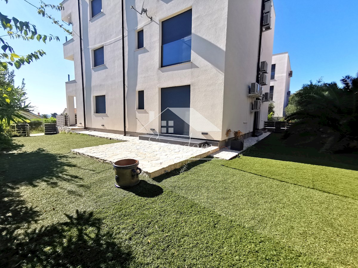 VENDITA Appartamento con 4 Camere e Giardino, a 150 m dal Mare