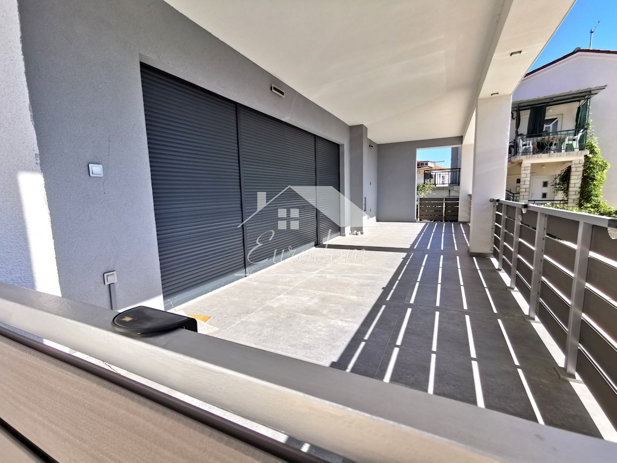 VENDITA Appartamento con 4 Camere e Giardino, a 150 m dal Mare