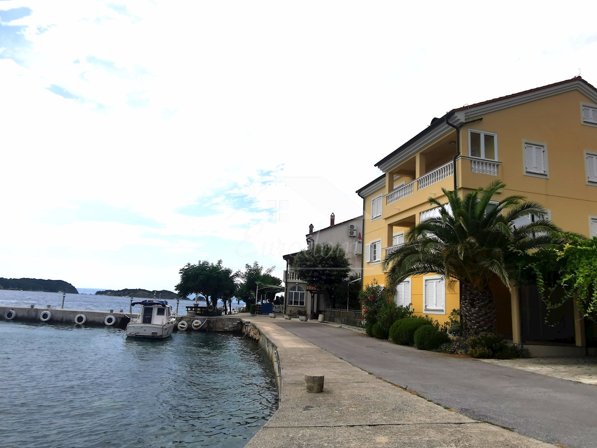 APPARTAMENTO UNICO FRONTE MARE CON POSTO BARCA