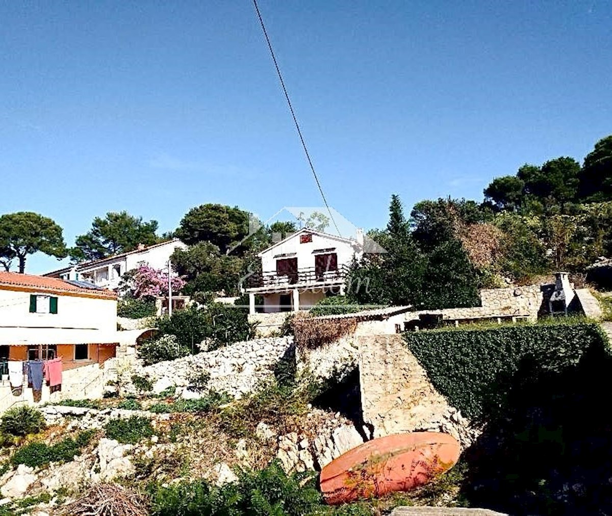 CASA IN VENDITA A VELO LOŠINJ – INVESTIMENTO IDEALE O PROGETTO DI RISTRUTTURAZIONE!