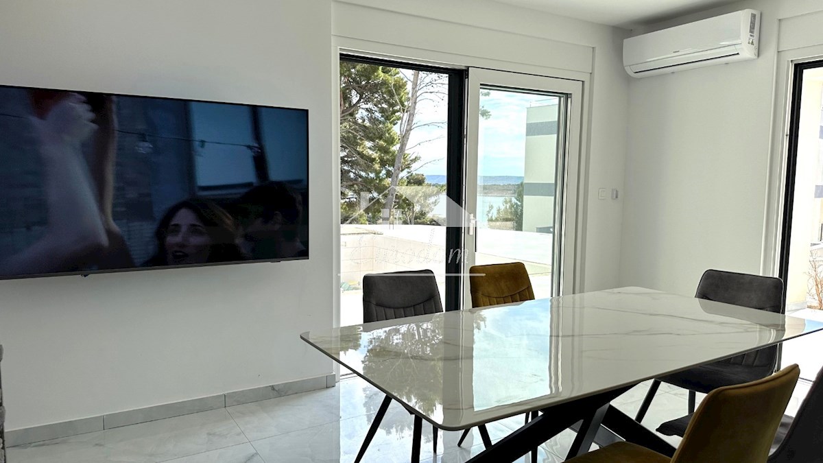 Banjol, Rab – Lussuoso appartamento al piano terra con piscina e vista mare, a soli 250 m dalla spiaggia!