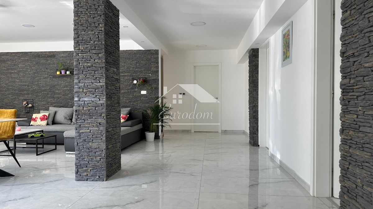 Banjol, Rab – Lussuoso appartamento al piano terra con piscina e vista mare, a soli 250 m dalla spiaggia!