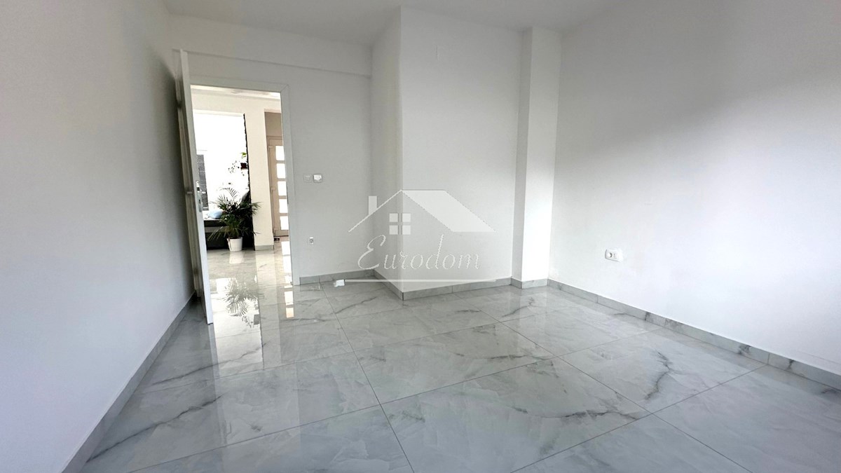 Banjol, Rab – Lussuoso appartamento al piano terra con piscina e vista mare, a soli 250 m dalla spiaggia!