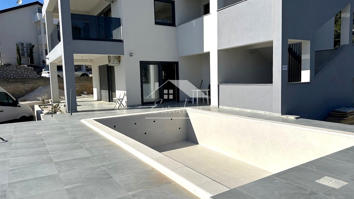 Banjol, Rab – Lussuoso appartamento al piano terra con piscina e vista mare, a soli 250 m dalla spiaggia!