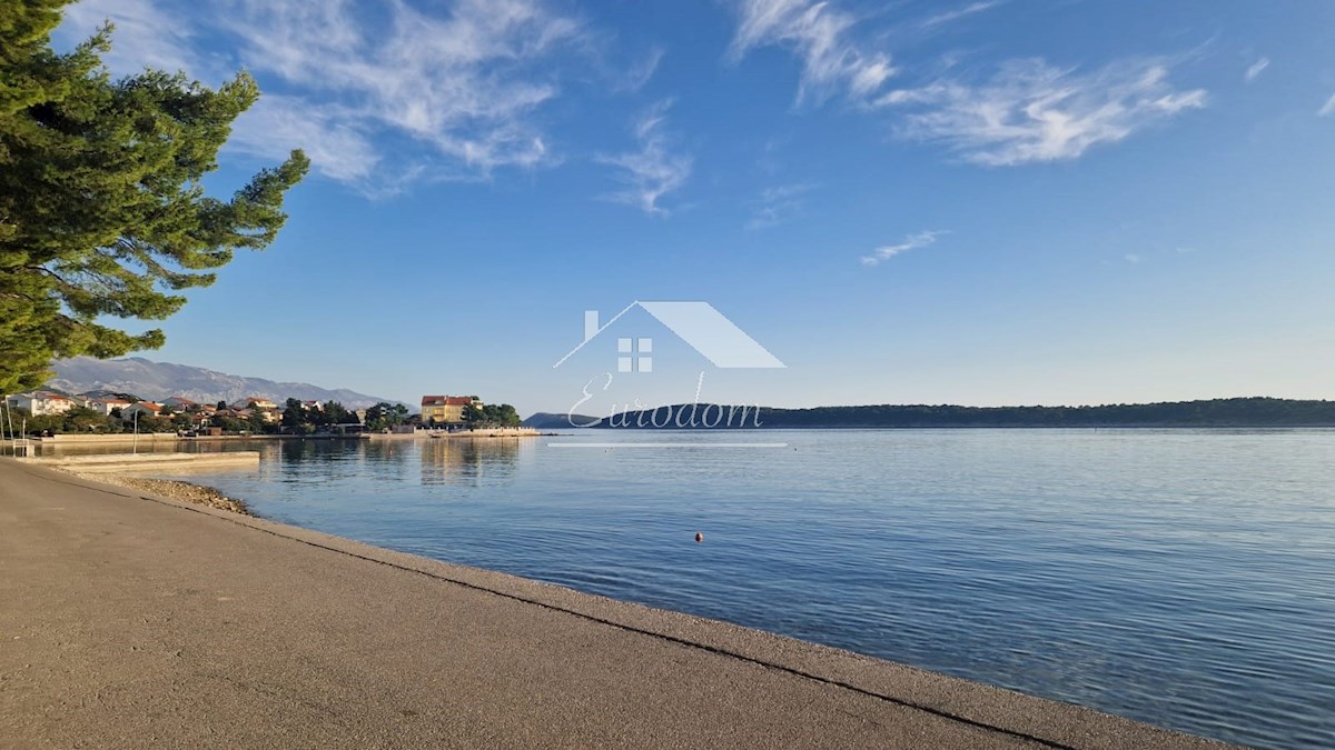 Banjol, Rab – Lussuoso appartamento al piano terra con piscina e vista mare, a soli 250 m dalla spiaggia!