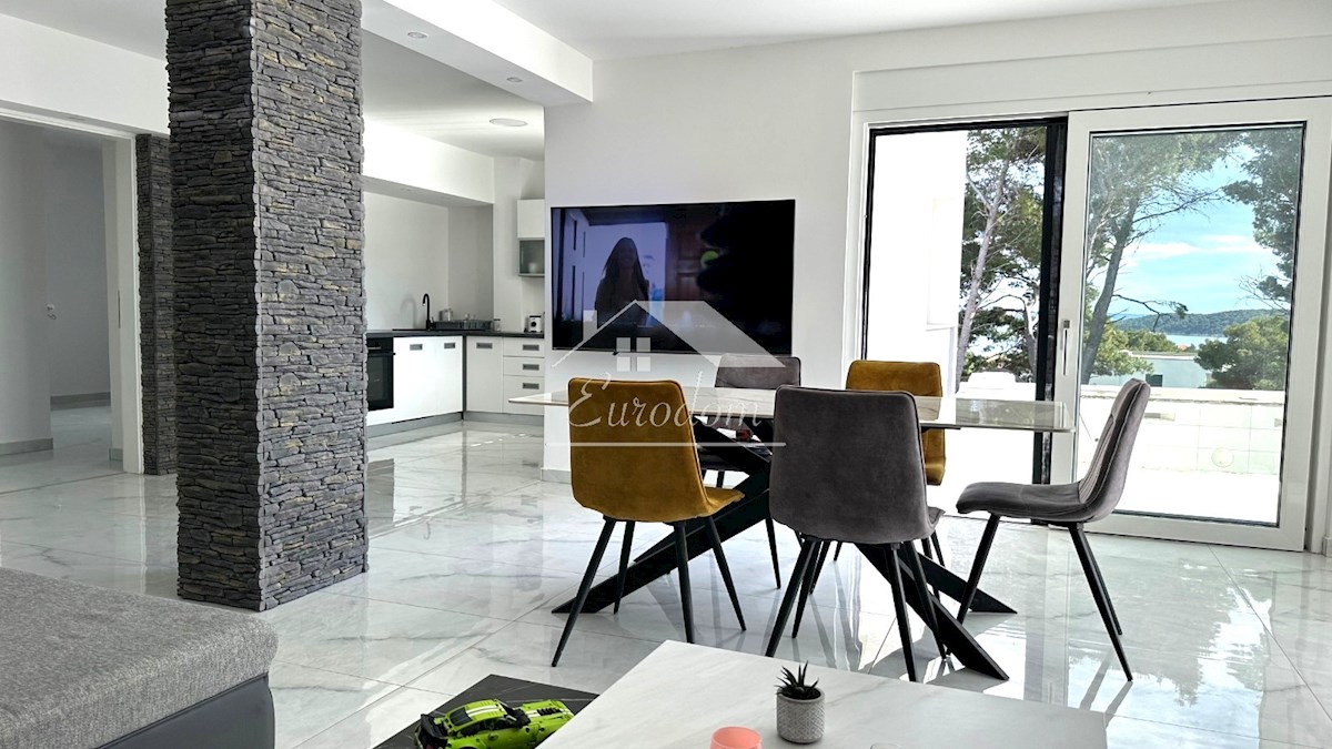 Banjol, Rab – Lussuoso appartamento al piano terra con piscina e vista mare, a soli 250 m dalla spiaggia!