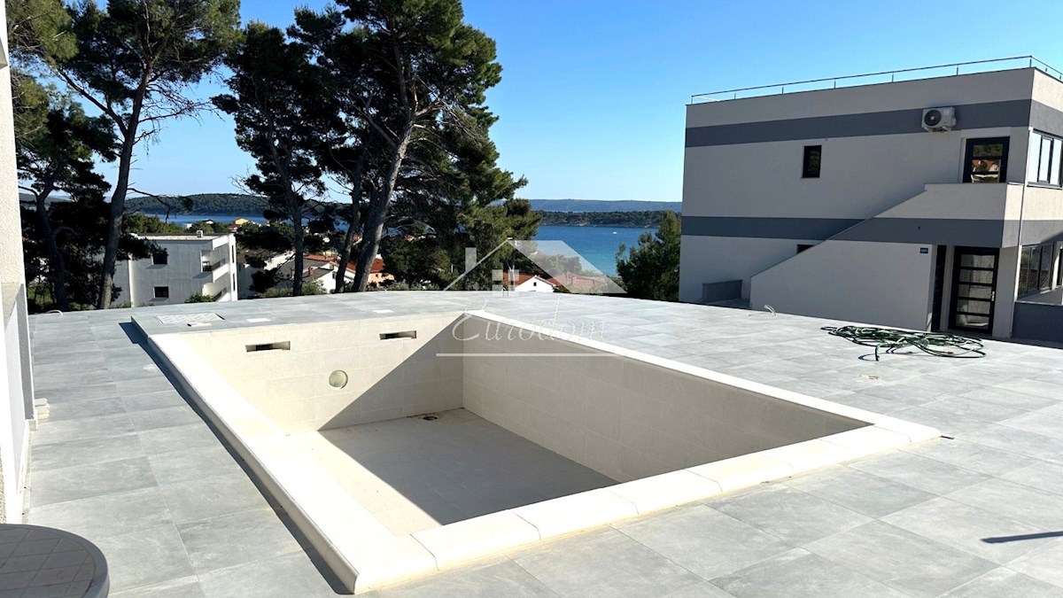Banjol, Rab – Lussuoso appartamento al piano terra con piscina e vista mare, a soli 250 m dalla spiaggia!