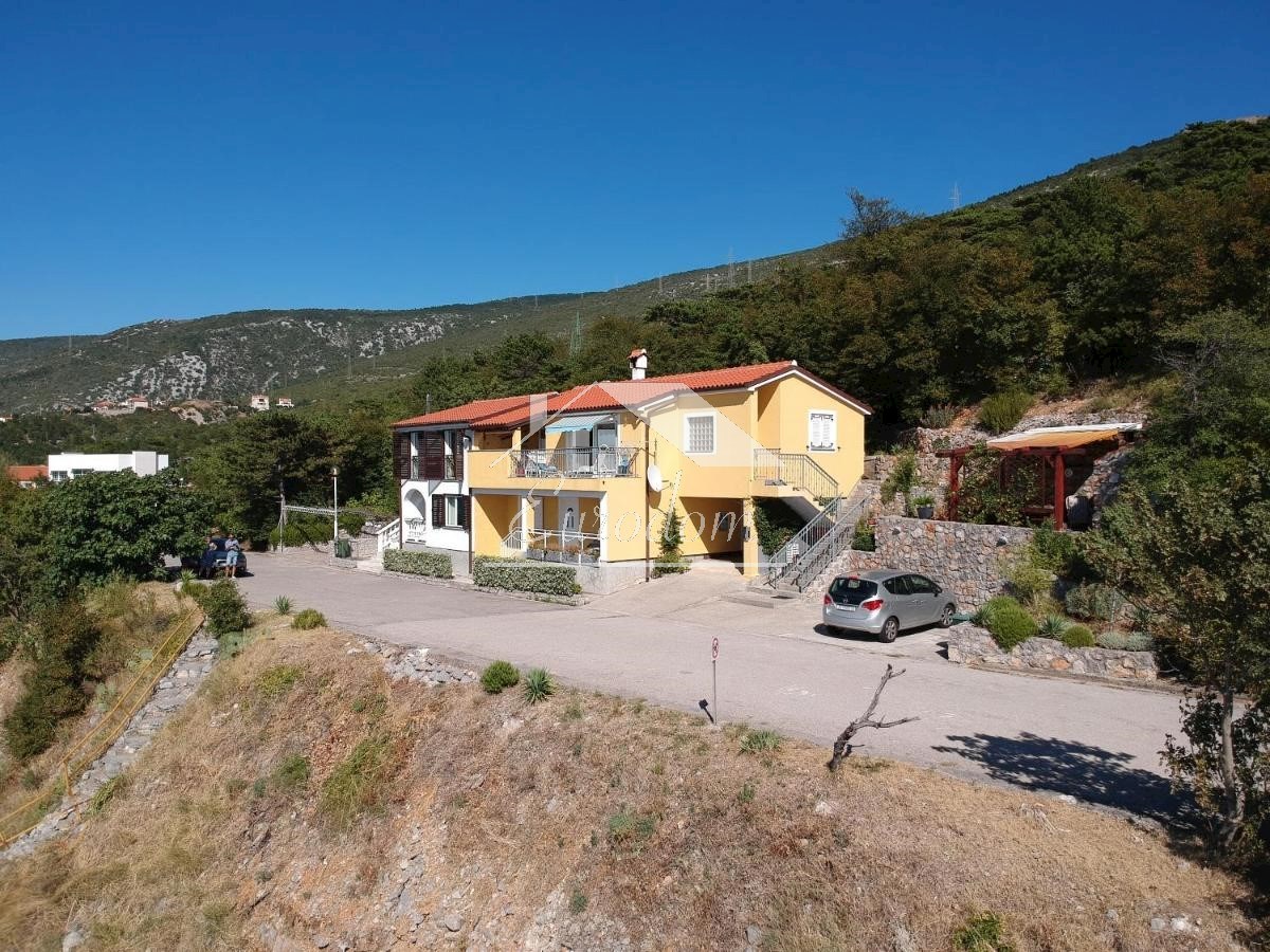 Casa con 4 Appartamenti in Vendita – Fronte Mare a Sveti Juraj