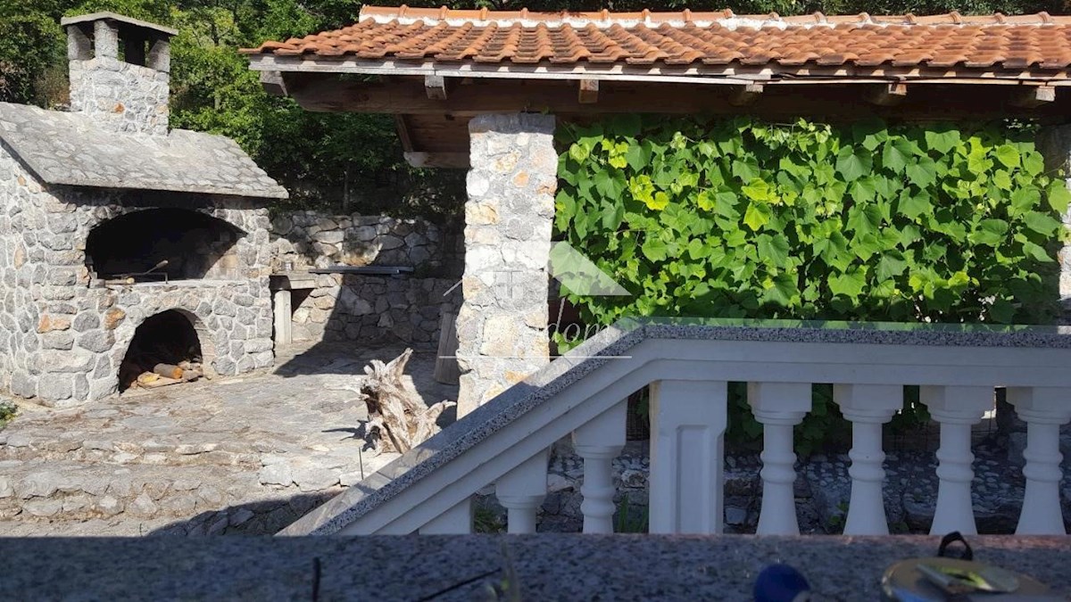 Casa con 4 Appartamenti in Vendita – Fronte Mare a Sveti Juraj