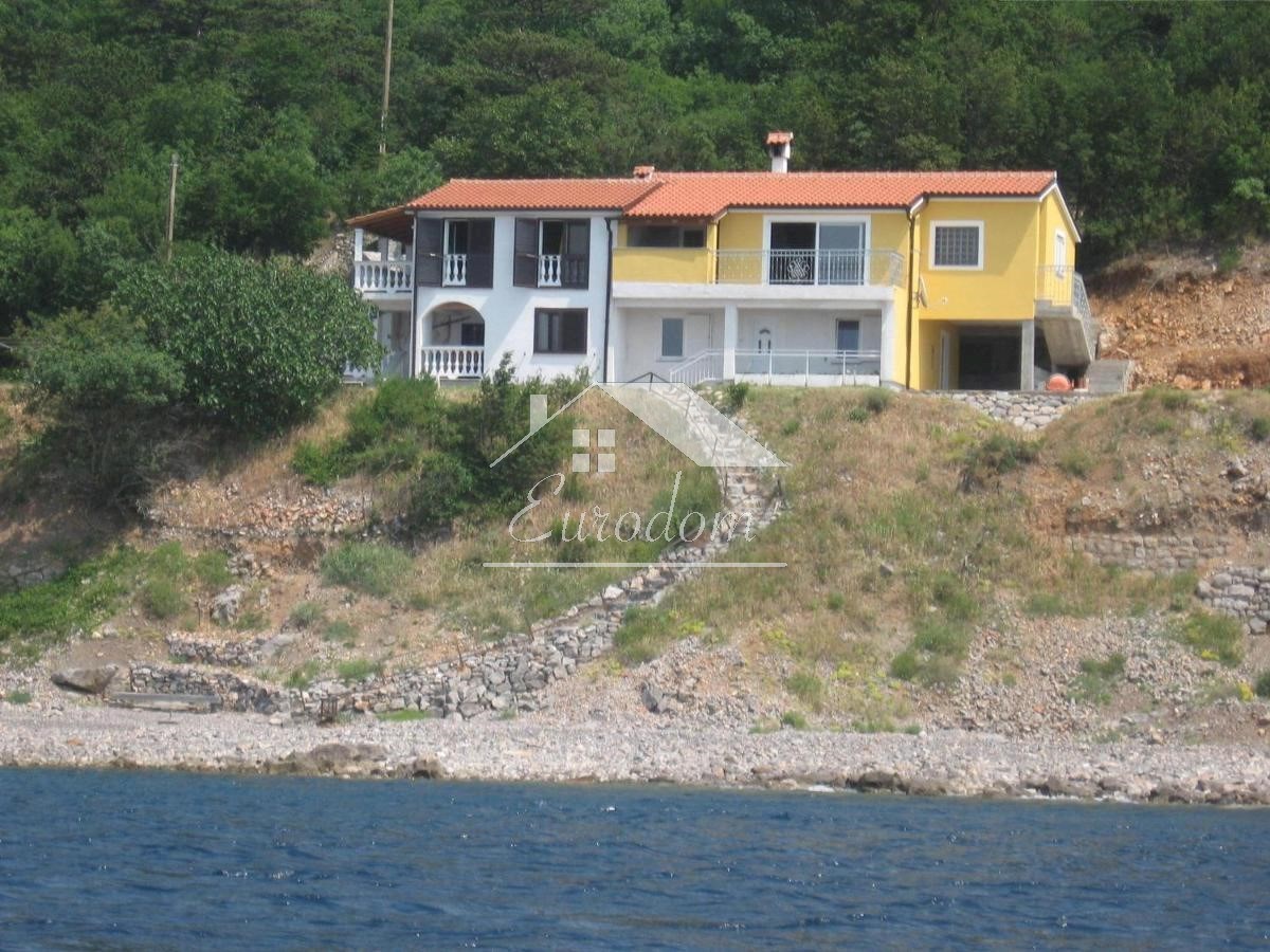 Casa con 4 Appartamenti in Vendita – Fronte Mare a Sveti Juraj