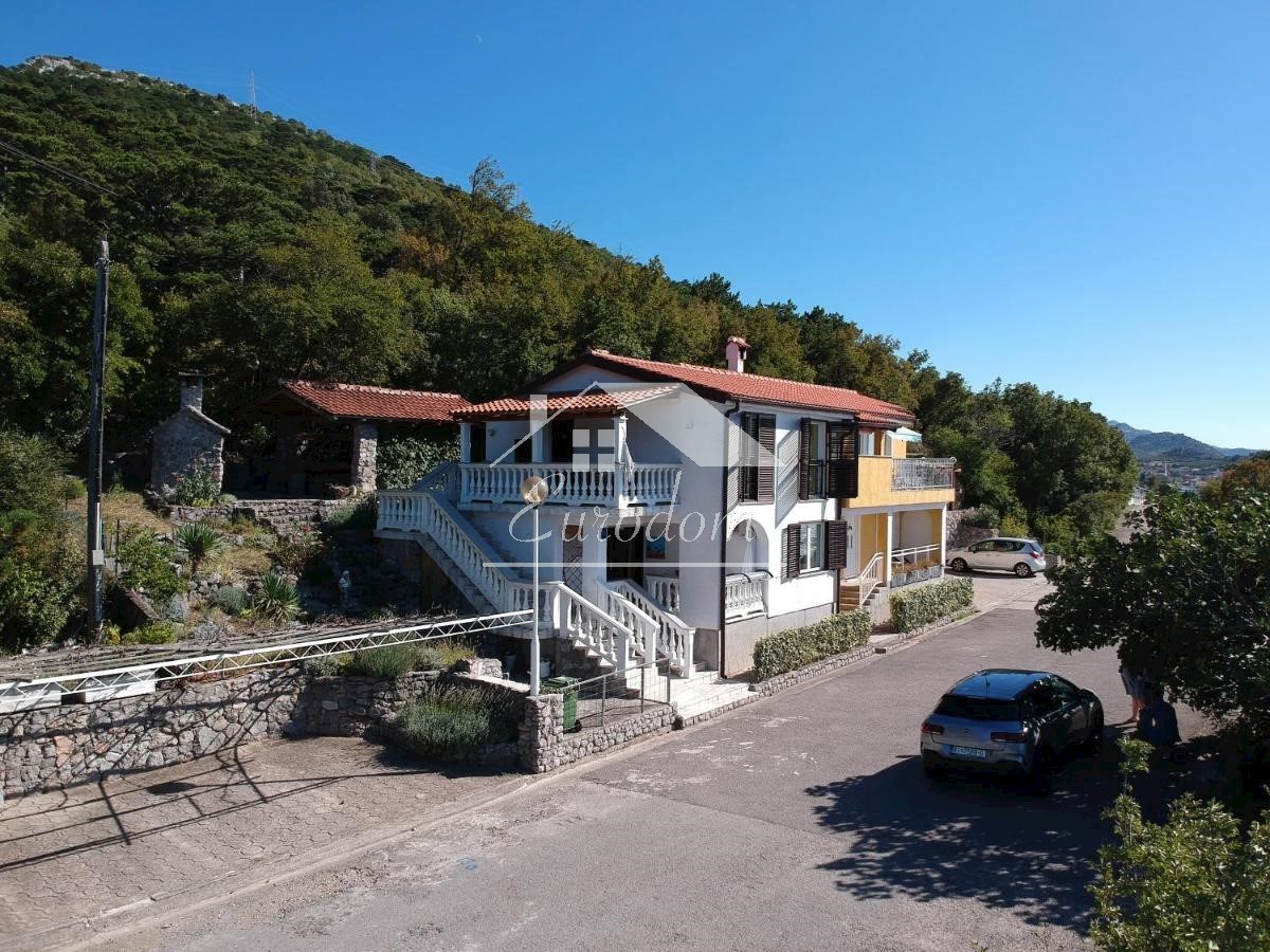 Casa con 4 Appartamenti in Vendita – Fronte Mare a Sveti Juraj