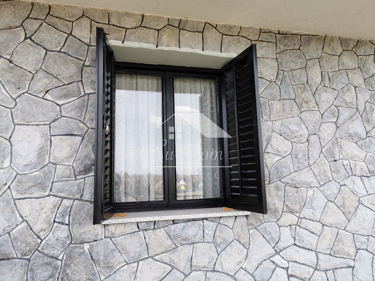 In vendita una casa familiare costruita con materiali di alta qualità a Strmec Stubički