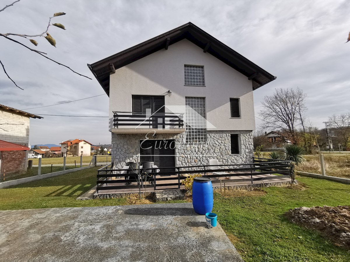 In vendita una casa familiare costruita con materiali di alta qualità a Strmec Stubički