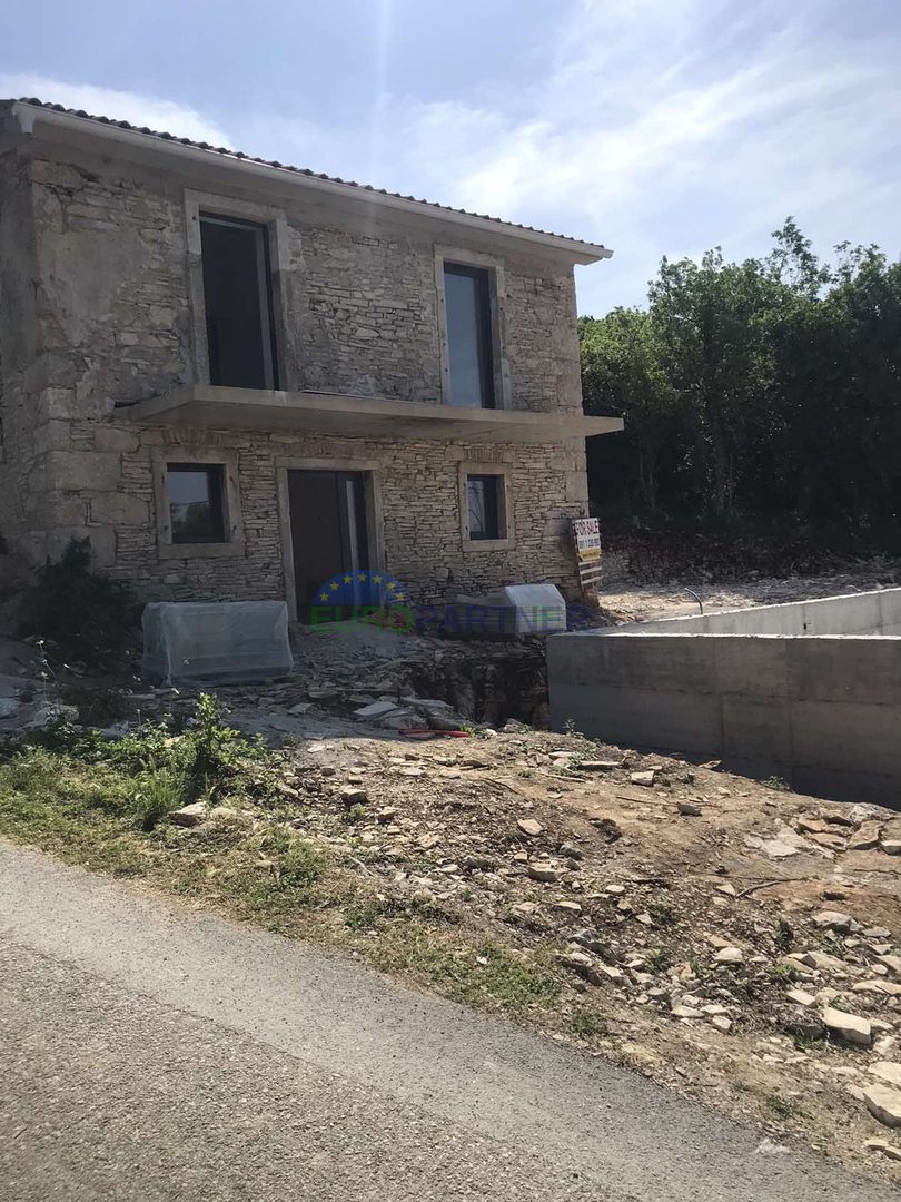 Una casa in pietra nelle vicinanze di Albona con vista sul mare