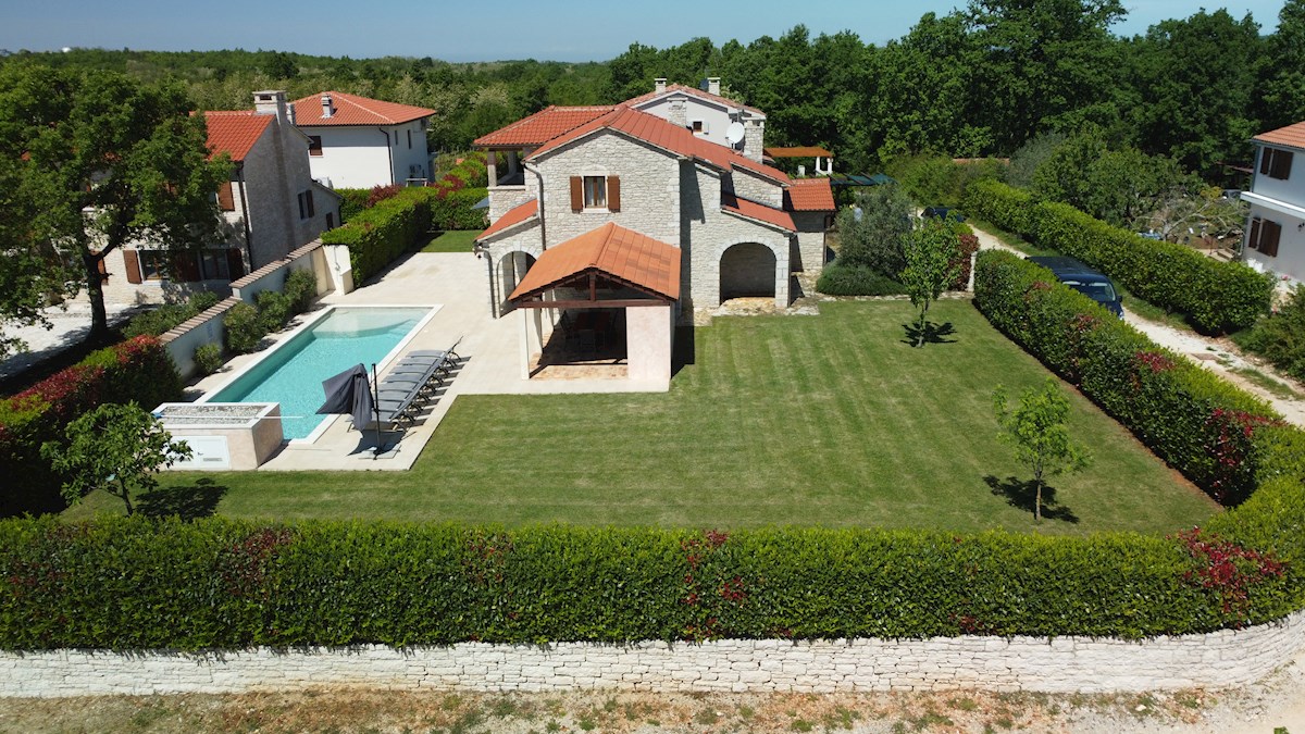 IN ESCLUSIVA DI AGENZIA - Bellissima casa in pietra con ampio giardino e piscina, Visignano, Istra