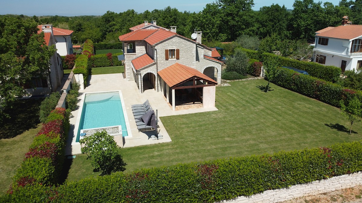 IN ESCLUSIVA DI AGENZIA - Bellissima casa in pietra con ampio giardino e piscina, Visignano, Istra