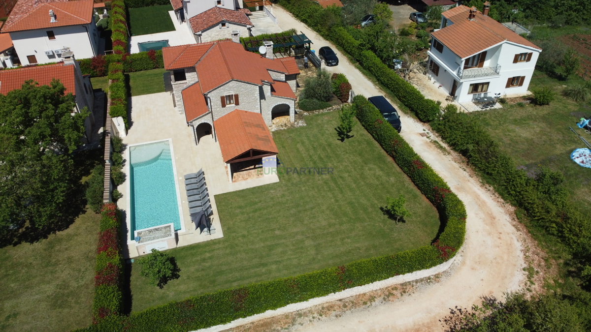 IN ESCLUSIVA DI AGENZIA - Bellissima casa in pietra con ampio giardino e piscina, Visignano, Istra