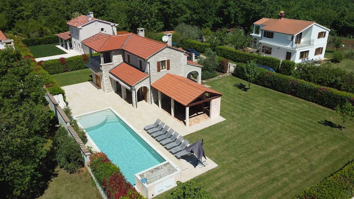 IN ESCLUSIVA DI AGENZIA - Bellissima casa in pietra con ampio giardino e piscina, Visignano, Istra