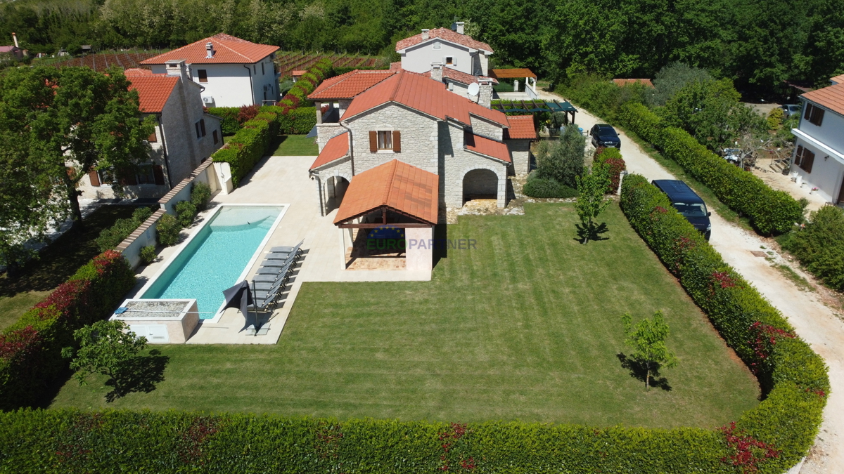 IN ESCLUSIVA DI AGENZIA - Bellissima casa in pietra con ampio giardino e piscina, Visignano, Istra