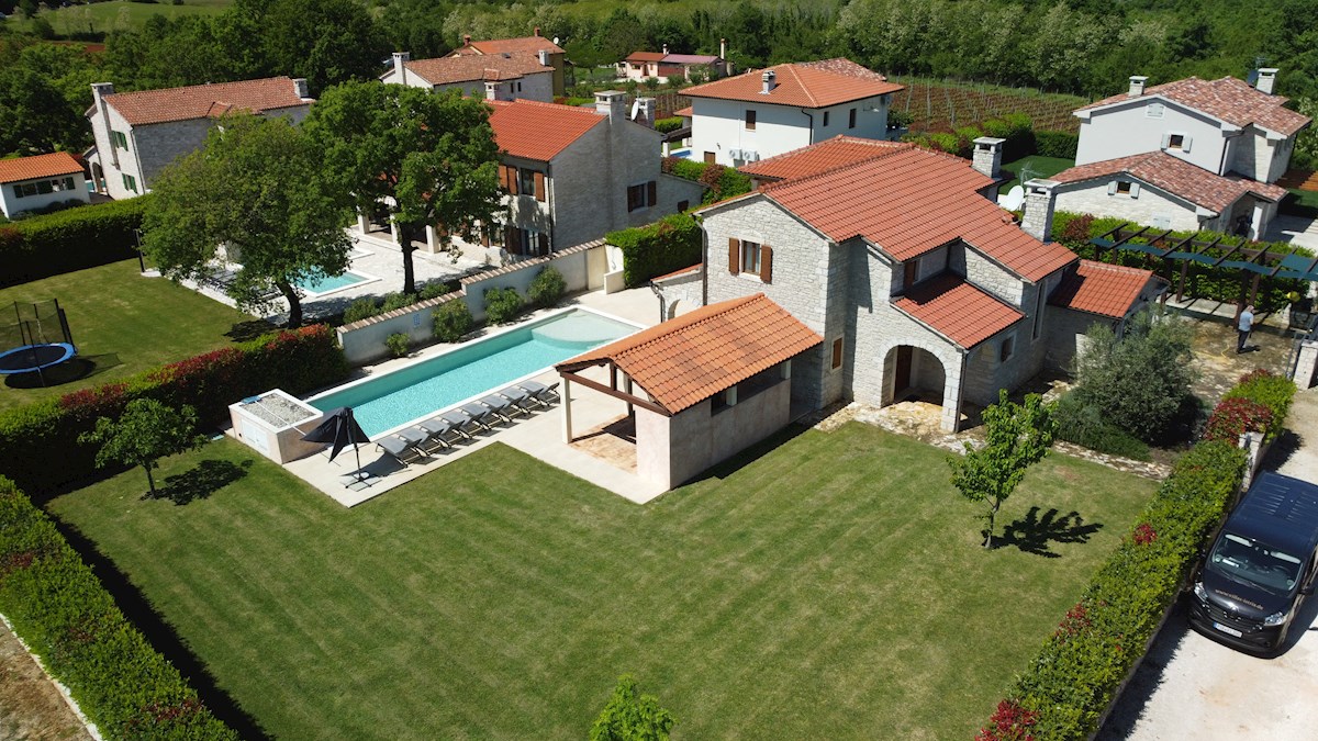 IN ESCLUSIVA DI AGENZIA - Bellissima casa in pietra con ampio giardino e piscina, Visignano, Istra