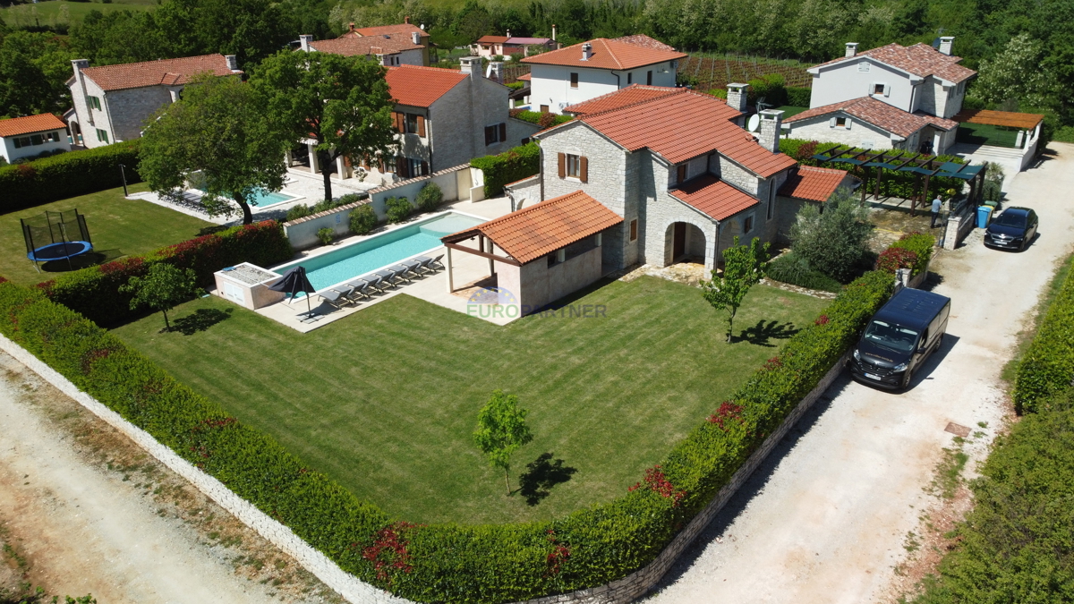 IN ESCLUSIVA DI AGENZIA - Bellissima casa in pietra con ampio giardino e piscina, Visignano, Istra