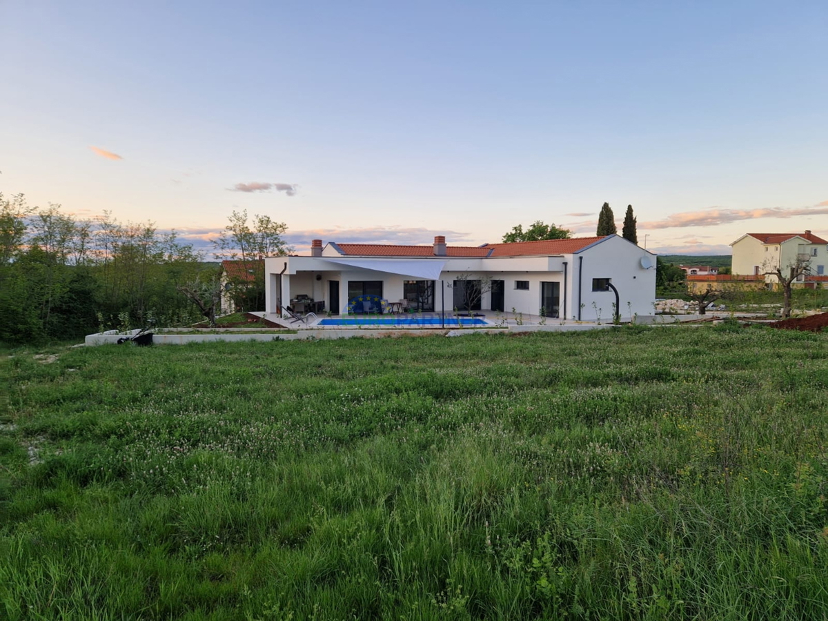 Istria, vicinity of Rovinj, beautiful single-storey house with pool