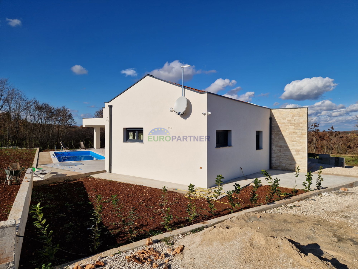 Istria, vicinity of Rovinj, beautiful single-storey house with pool