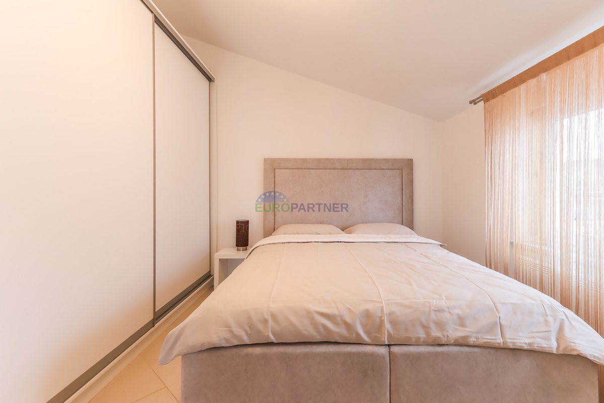 Poreč, appartamento moderno arredato con 3 locali + terreno 140m2 - a soli 2,5 km dal mare