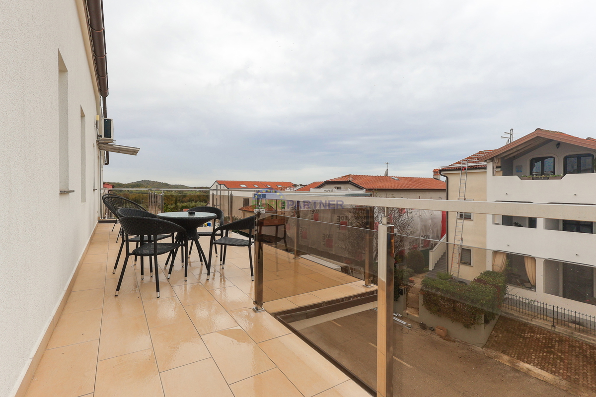 Poreč, appartamento moderno arredato con 3 locali + terreno 140m2 - a soli 2,5 km dal mare