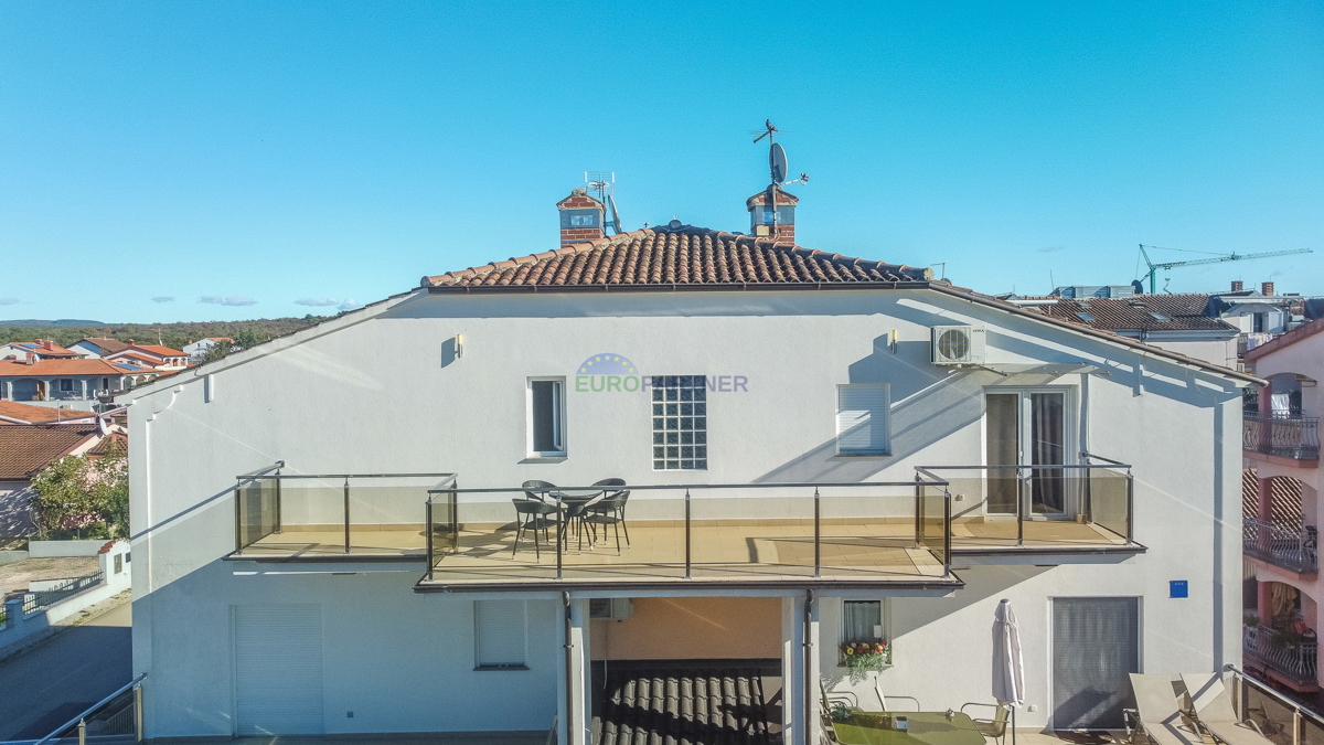 Poreč, appartamento moderno arredato con 3 locali + terreno 140m2 - a soli 2,5 km dal mare