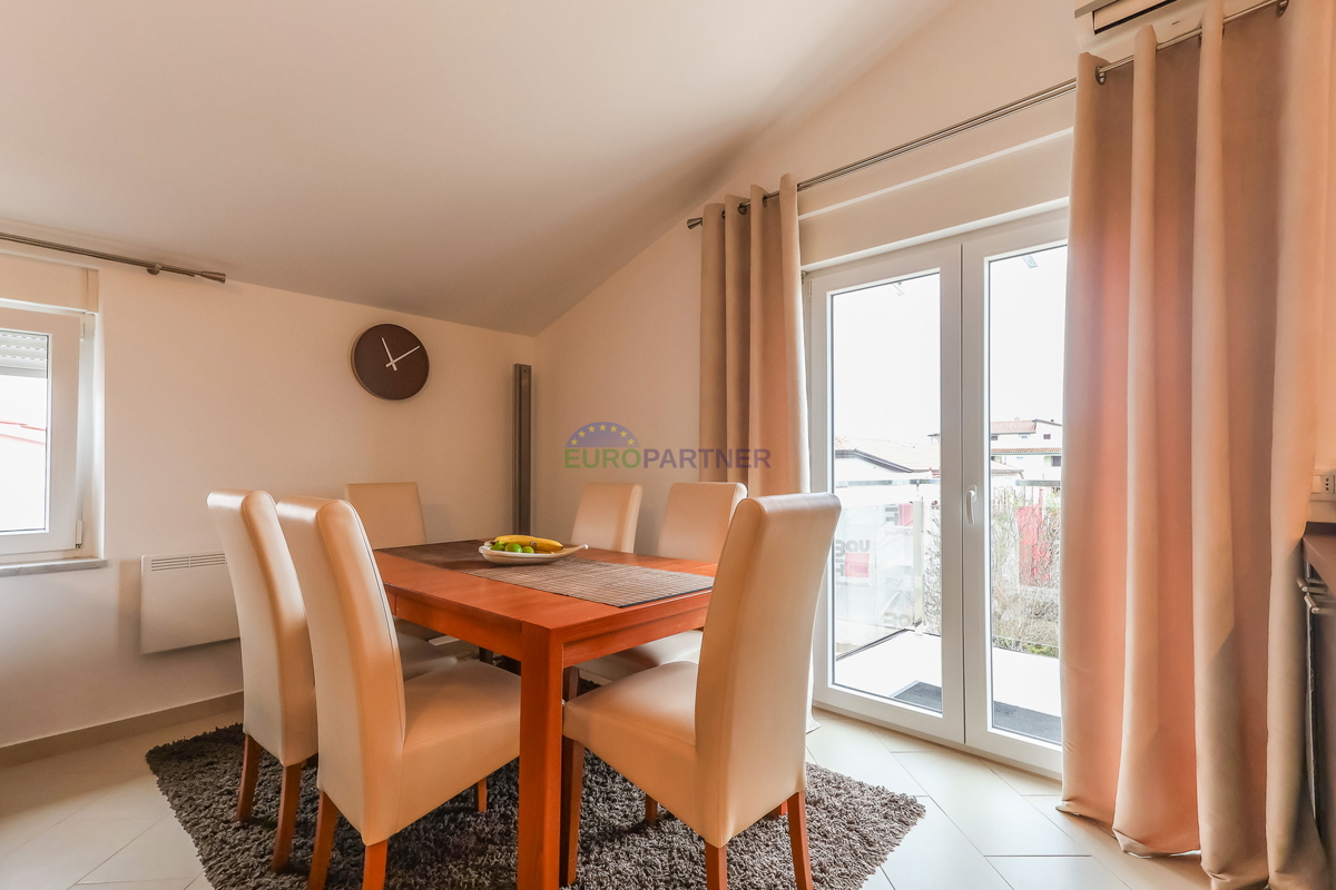 Poreč, appartamento moderno arredato con 3 locali + terreno 140m2 - a soli 2,5 km dal mare