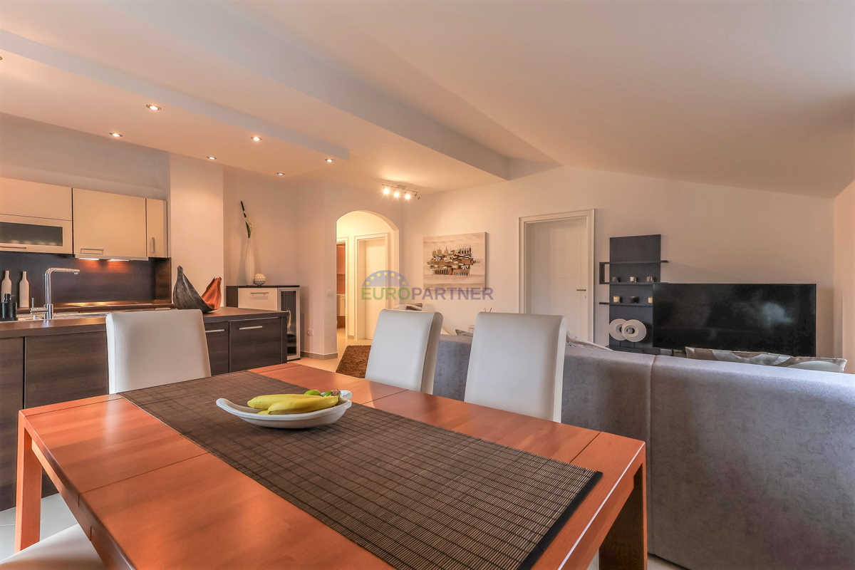 Poreč, appartamento moderno arredato con 3 locali + terreno 140m2 - a soli 2,5 km dal mare