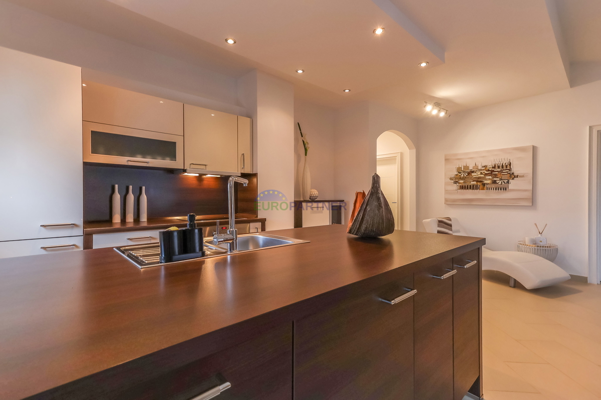 Poreč, appartamento moderno arredato con 3 locali + terreno 140m2 - a soli 2,5 km dal mare