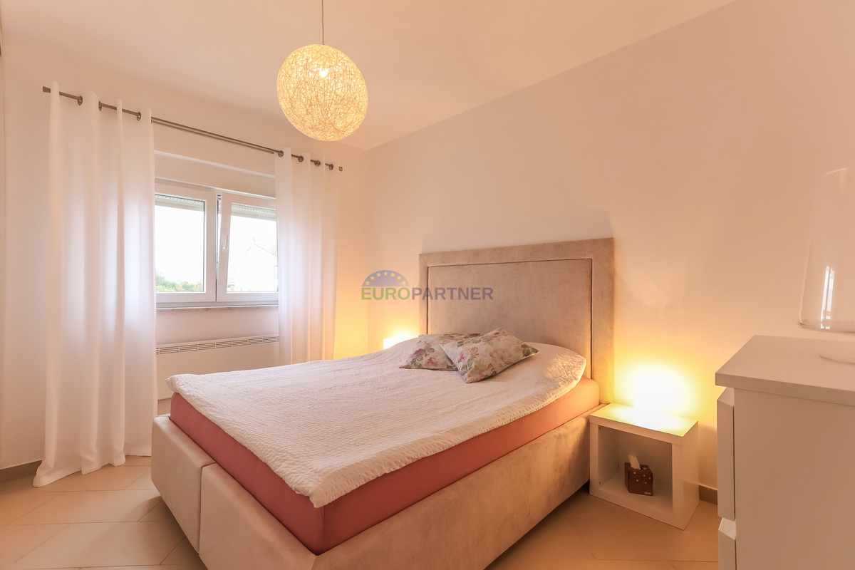 Poreč, appartamento moderno arredato con 3 locali + terreno 140m2 - a soli 2,5 km dal mare