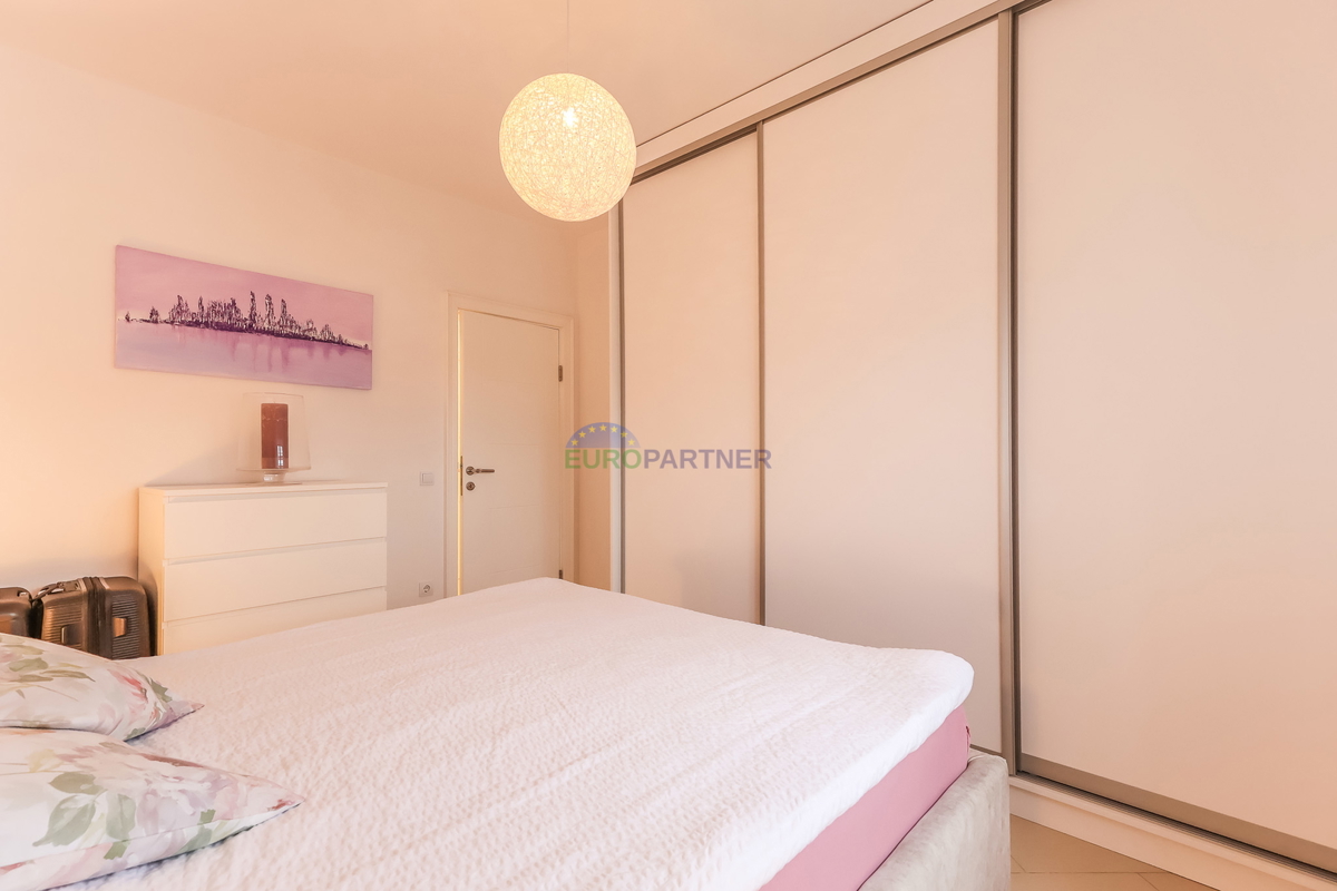 Poreč, appartamento moderno arredato con 3 locali + terreno 140m2 - a soli 2,5 km dal mare