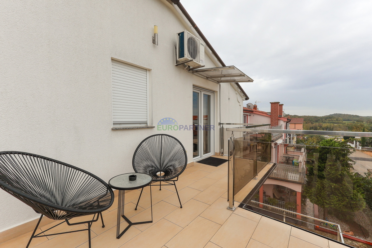 Poreč, appartamento moderno arredato con 3 locali + terreno 140m2 - a soli 2,5 km dal mare