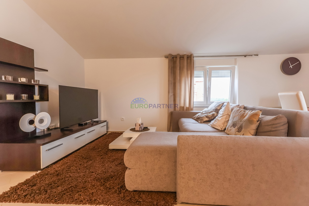 Poreč, appartamento moderno arredato con 3 locali + terreno 140m2 - a soli 2,5 km dal mare