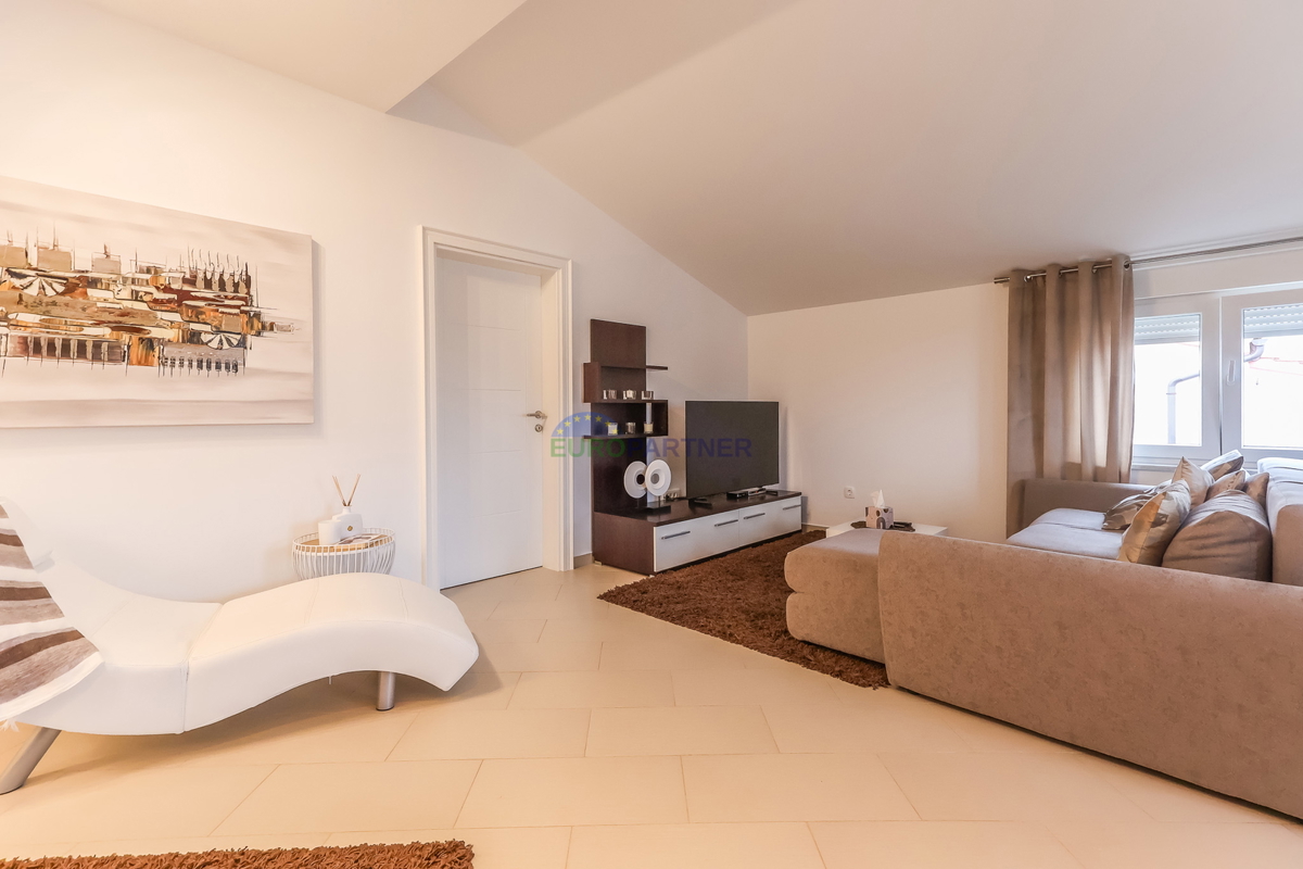 Poreč, appartamento moderno arredato con 3 locali + terreno 140m2 - a soli 2,5 km dal mare