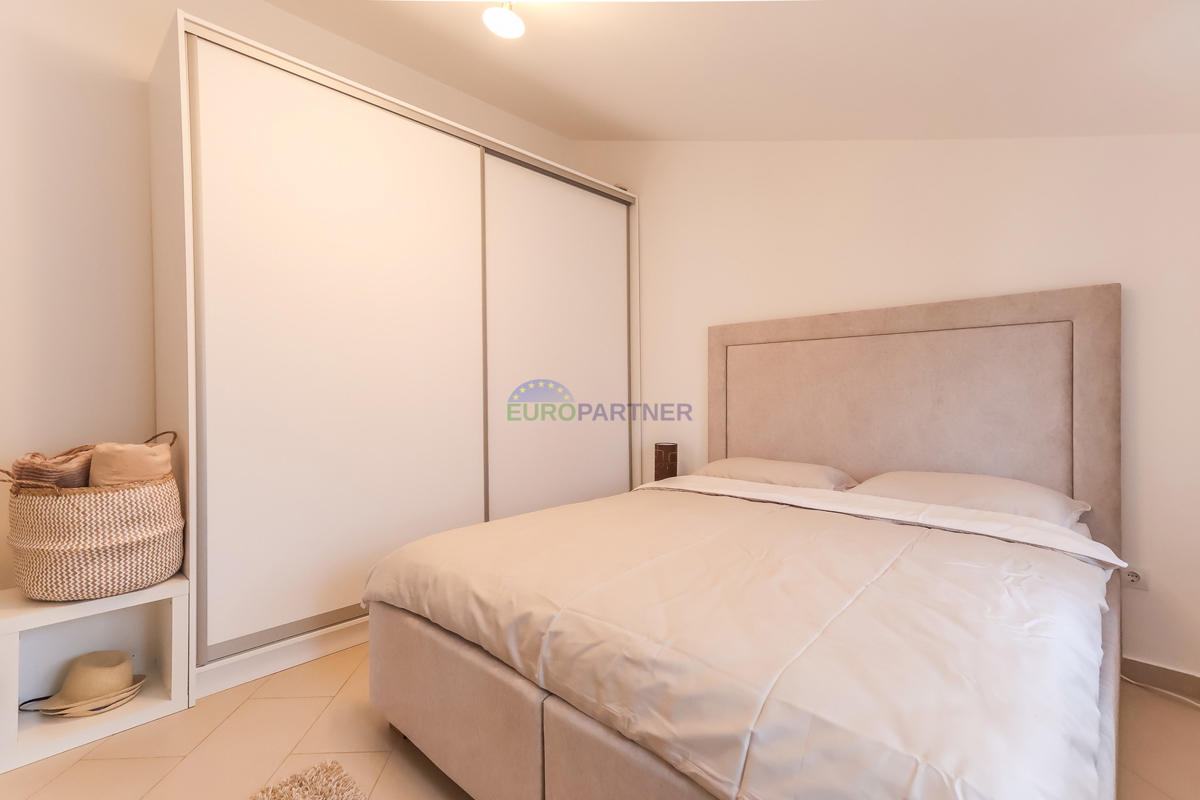 Poreč, appartamento moderno arredato con 3 locali + terreno 140m2 - a soli 2,5 km dal mare