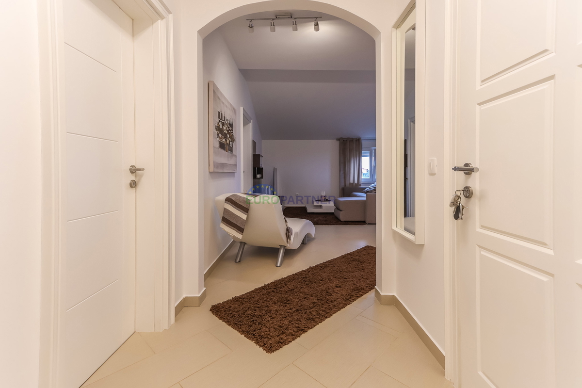 Poreč, appartamento moderno arredato con 3 locali + terreno 140m2 - a soli 2,5 km dal mare