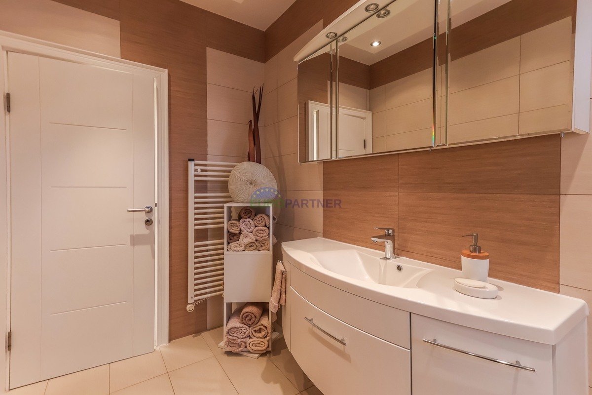 Poreč, appartamento moderno arredato con 3 locali + terreno 140m2 - a soli 2,5 km dal mare