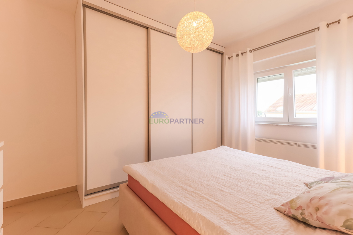 Poreč, appartamento moderno arredato con 3 locali + terreno 140m2 - a soli 2,5 km dal mare