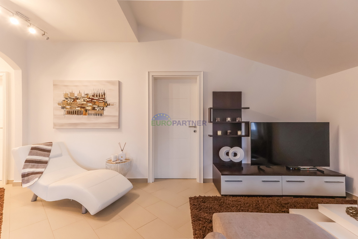 Poreč, appartamento moderno arredato con 3 locali + terreno 140m2 - a soli 2,5 km dal mare