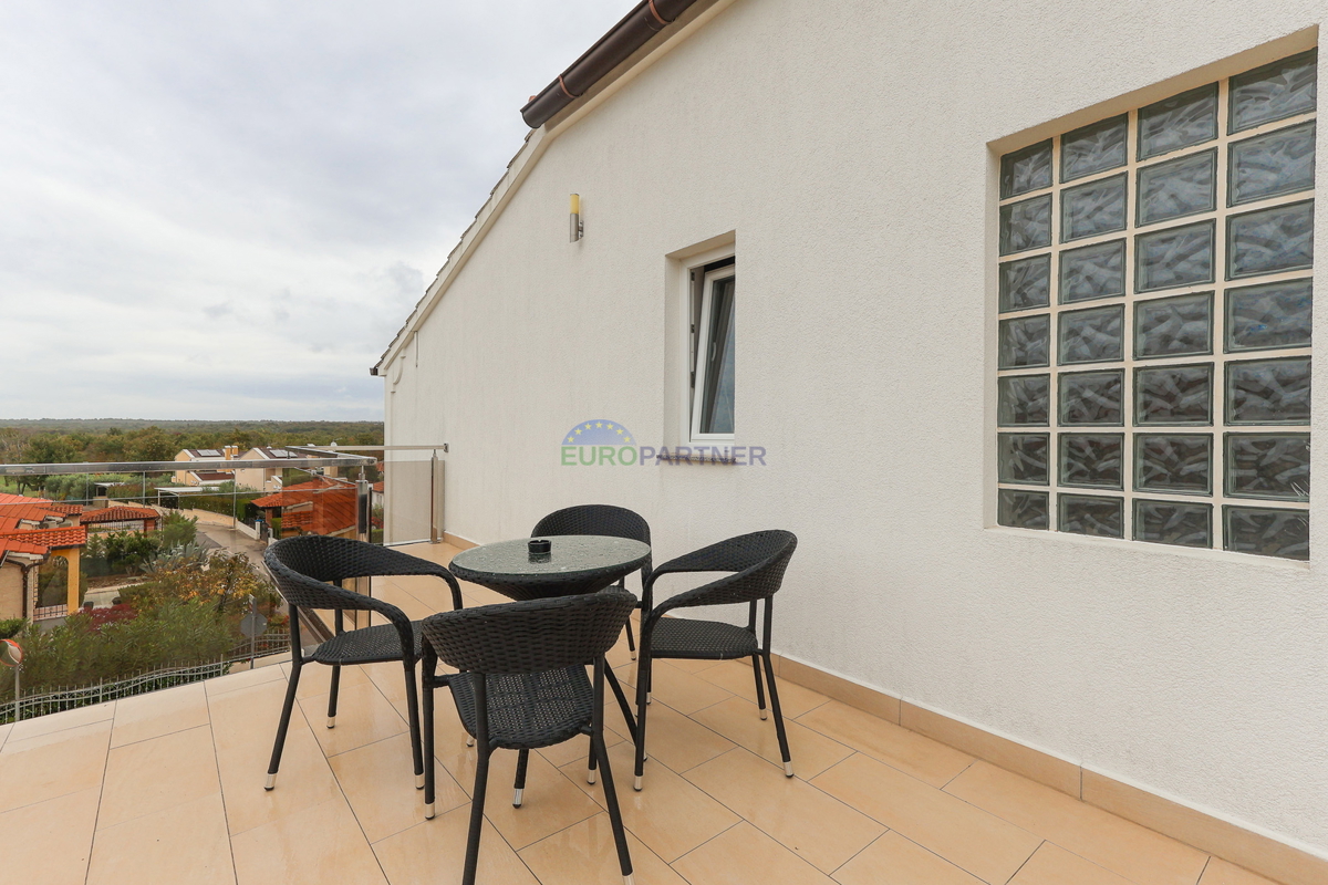 Poreč, appartamento moderno arredato con 3 locali + terreno 140m2 - a soli 2,5 km dal mare