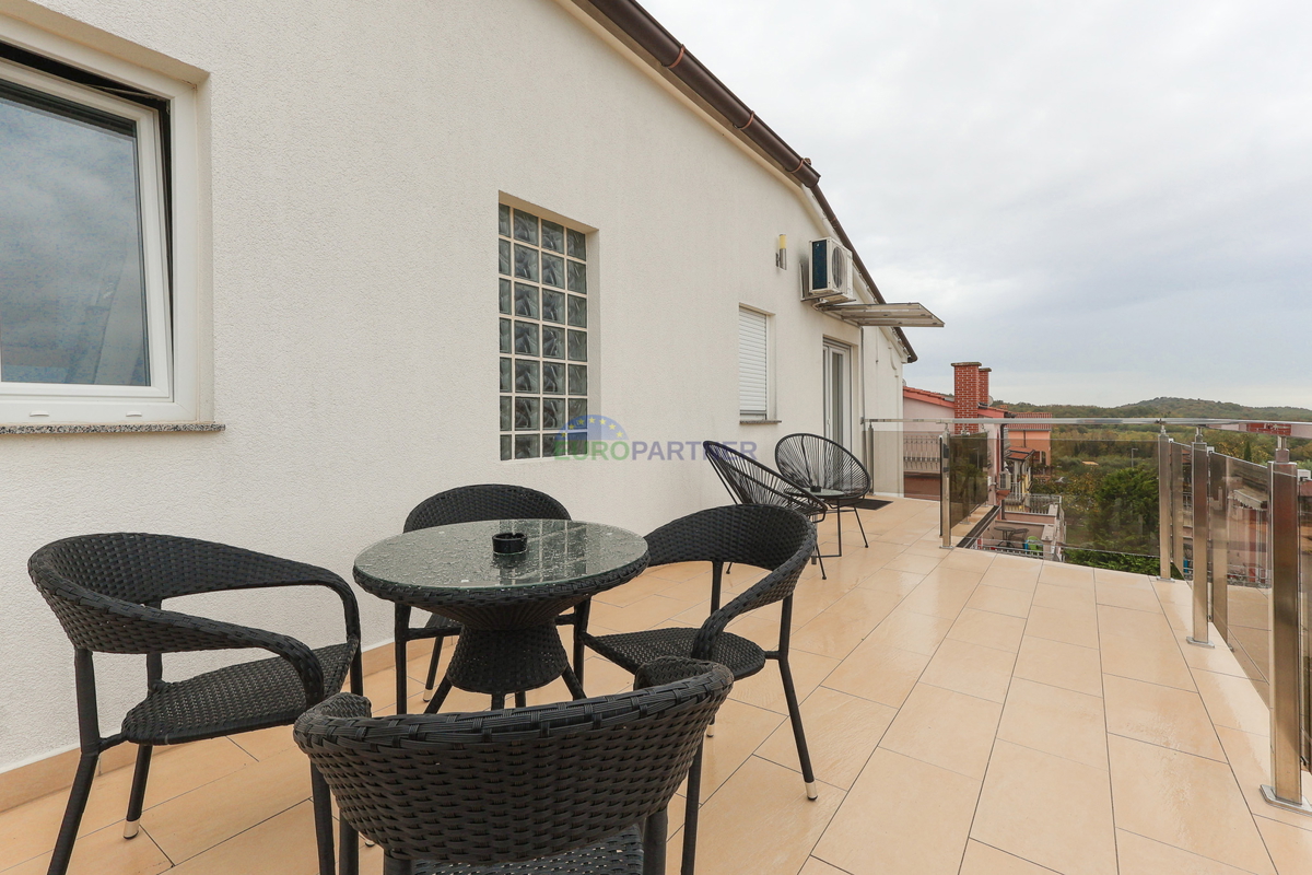 Poreč, appartamento moderno arredato con 3 locali + terreno 140m2 - a soli 2,5 km dal mare