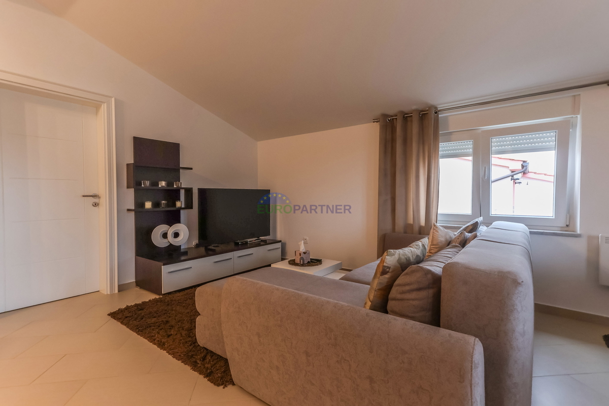 Poreč, appartamento moderno arredato con 3 locali + terreno 140m2 - a soli 2,5 km dal mare