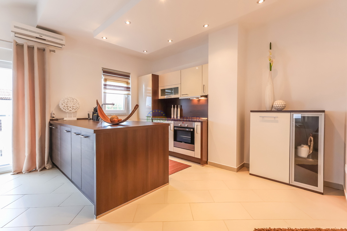 Poreč, appartamento moderno arredato con 3 locali + terreno 140m2 - a soli 2,5 km dal mare